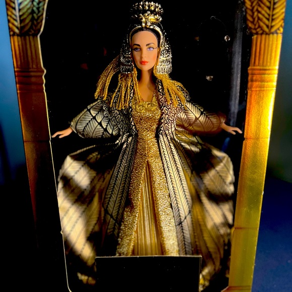 Elizabeth Taylor in Cleopatra